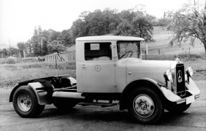 En 1933 Mercedes-Benz presentó toda una gama de cabezas tractoras de entre 6, 8 y 10 toneladas de carga útil