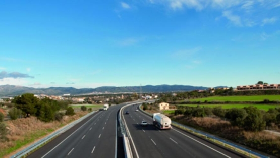 Camión ciruclando por carretera