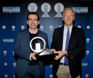 Pierre Lahutte, presidente de la Marca Iveco, recibiendo el premio de manos de Gianenrico Griffini, presidente del jurado del International Truck of the Year