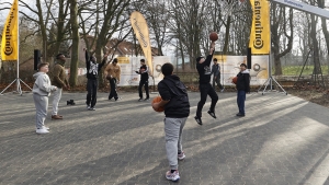 Cancha de baloncesto hecha de neumáticos reciclados