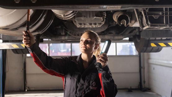 Mujer reparando un camión