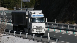 Camión circulando por carretera