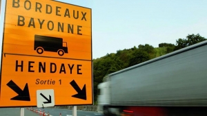 Camión circulando por carretera francesa