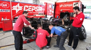 Mecanicos del equipo CEPSA trabajando en el MAN de Albacete