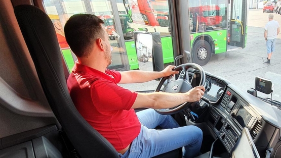 Conductor conduciendo un camión