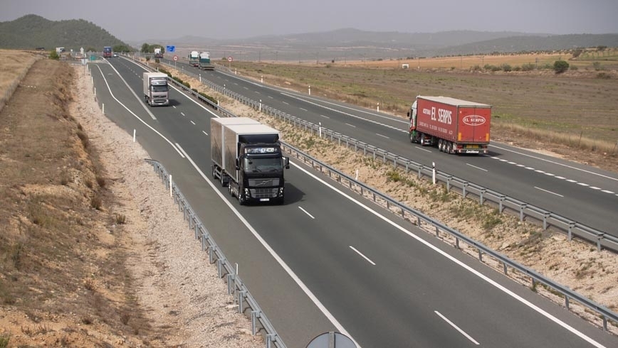 Camiones circulando por carretera