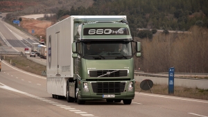 Camión Volvo Trucks circulando por carretera