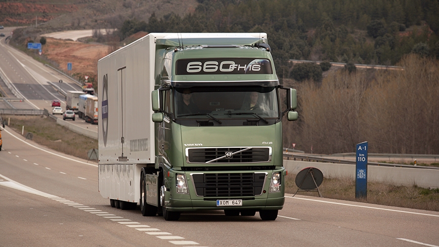 Camión Volvo Trucks circulando por carretera