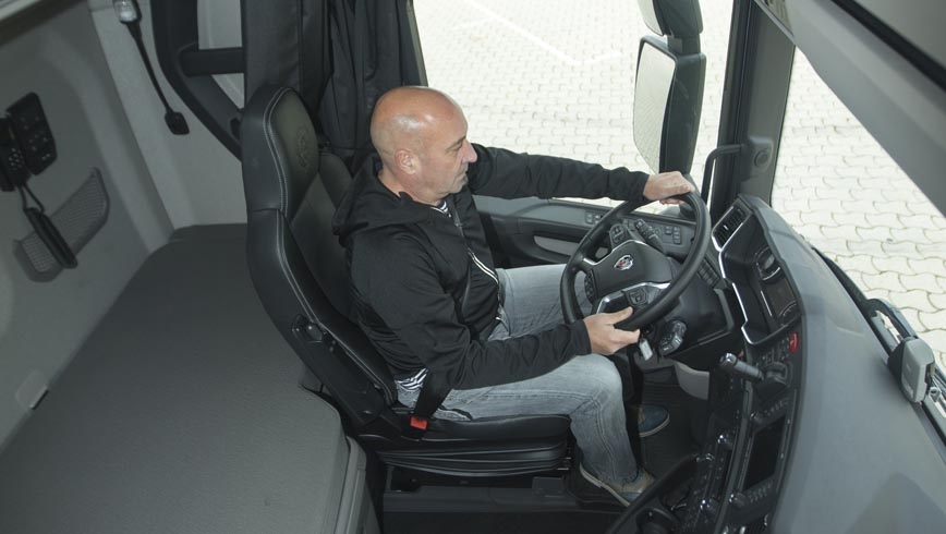 Conductor al volante de un camión