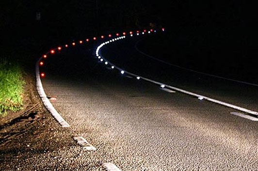 Carretera con iluminación nocturna