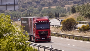 Camión MAN circulando por carretera