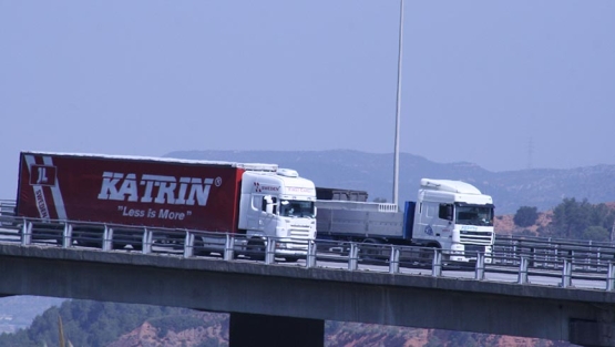 Camiones circulando por carretera