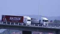 Camiones circulando por carretera