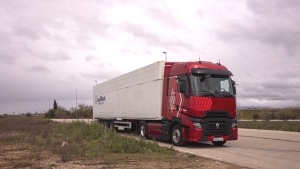 Camión circulando por carretera