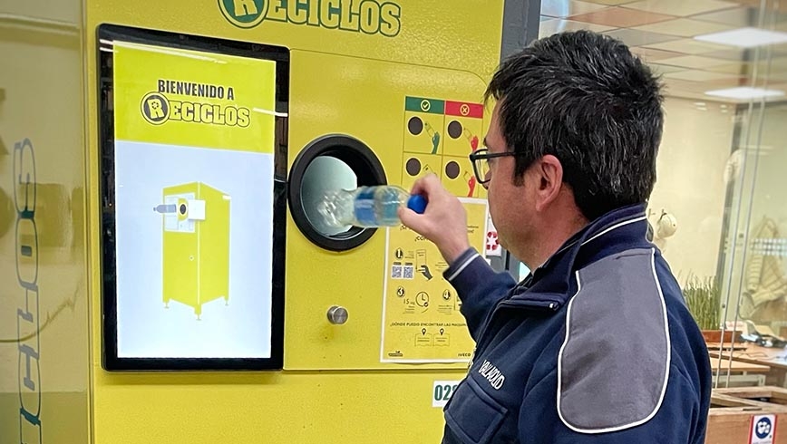 Máquina de recicaje RECICLOS de la fábrica de Iveco en Valladolir