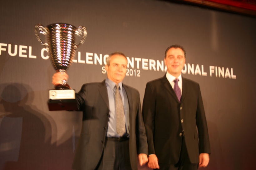 José Miguel Velilla con el trofeo de vencedor en el Optifuel Challenge 2012, junto a Santiago Gutiérrez, responsable de la empresa Translogroño.