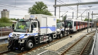 Dos camiones Unimog remolcando un tren