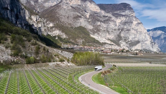 Camión Scania circulando por carretera