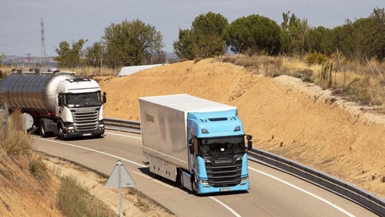 Camiones circulando por carretera