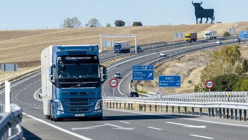 Camión circulando por carretera