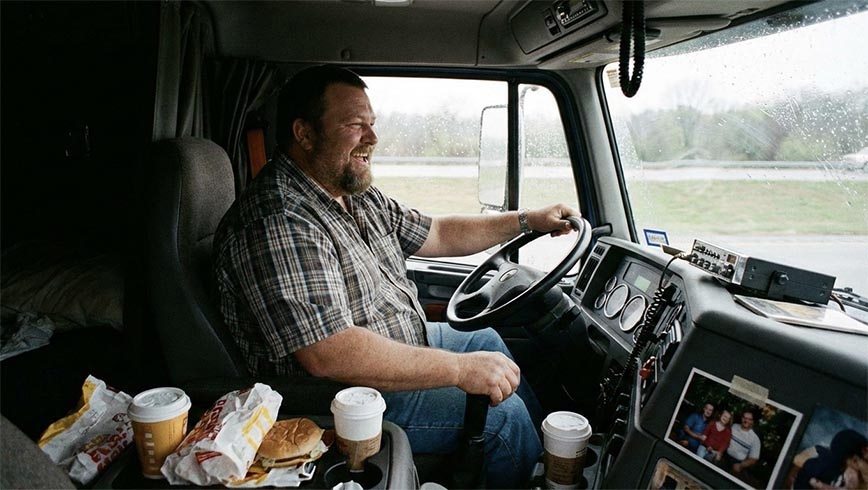 Conductor obeso conduciendo un camión