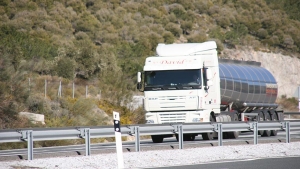 Camión circulando por carretera