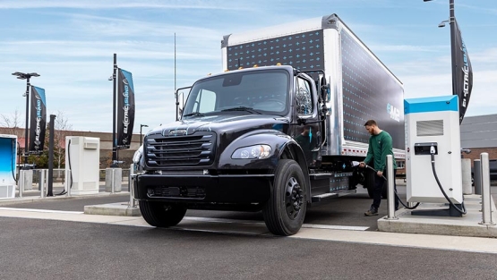 Freightliner eM2 totalmente eléctrico para aplicaciones de reparto urbano.