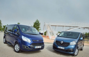 Ford Gran Tourneo Custom vs Renault Trafic Passenger Combi