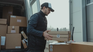 Trabajador descargando paquetes de una furgoneta