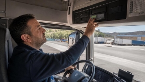 Conductor manejando el tacógrafo