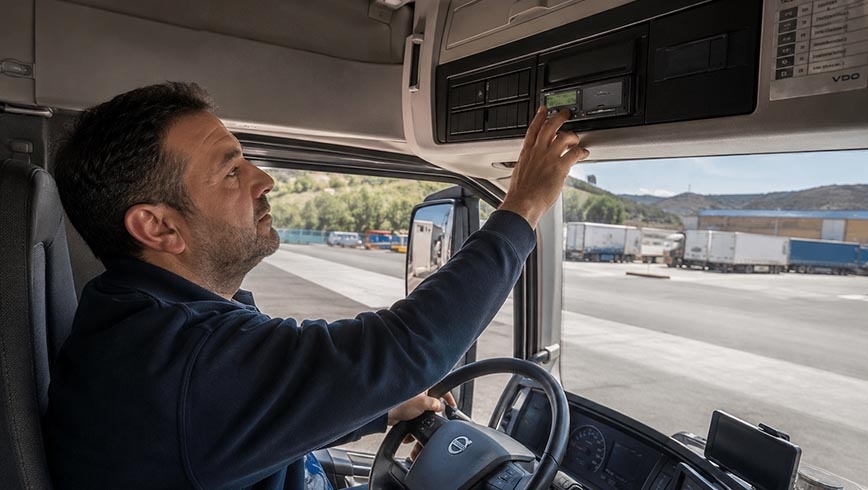 Conductor manejando el tacógrafo