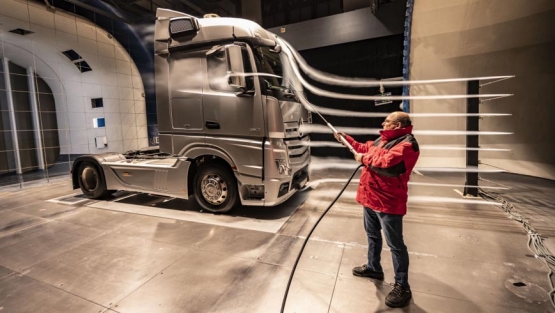 Pruebas aerodinámicas del Mercedes-Benz Actros en eltúnel de viento 