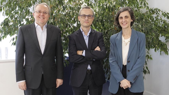 Jorge Escuin, Director de Estrategia y Desarrollo de Negocio de Movilidad de Repsol; Sergio Treviño, CEO de Sesé; y Berta Cabello, Directora de Combustibles Renovables de Repsol.