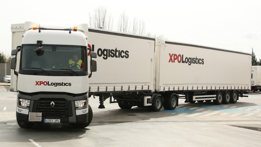 Megacamión con link trailer más semirremolque de XPO Logistics.