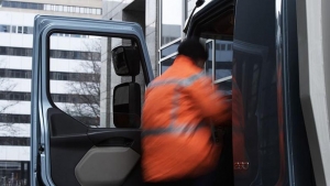 Conductor subiendo al camión