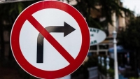 Señal de tráfico de prohibido girar a la derecha