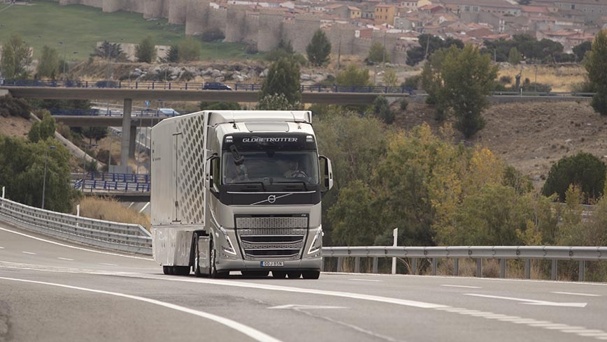 Camión Volvo circulando por carretera