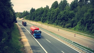 Camión circulando por carretera