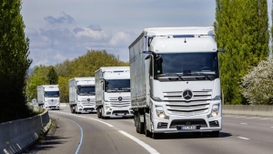 Camiones circulando por carretera