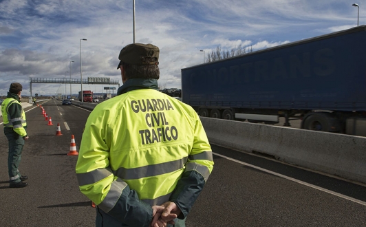 guardia civil de trafico en campaña